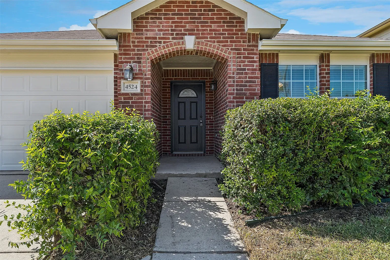4 bed, 2085 sqft, $2,350 — Photo 3