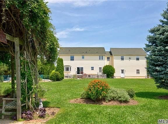 5th image of 61 Herricks Ln