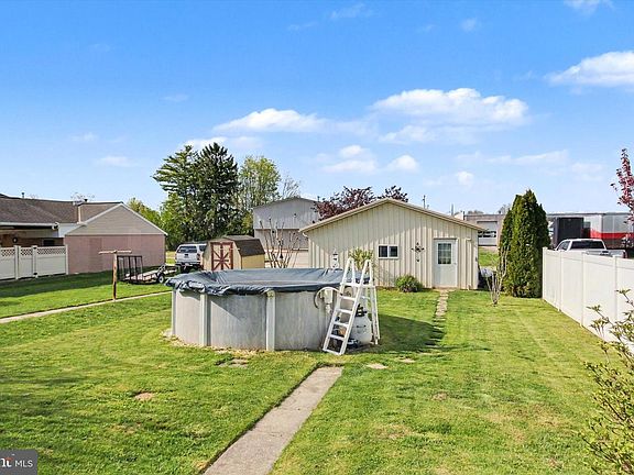 4th image of 371 Maple Ave