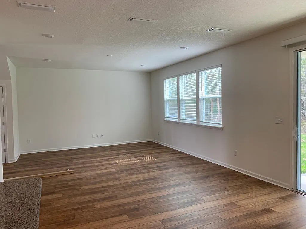 4 bed, 2387 sqft, $2,700 — Photo 2