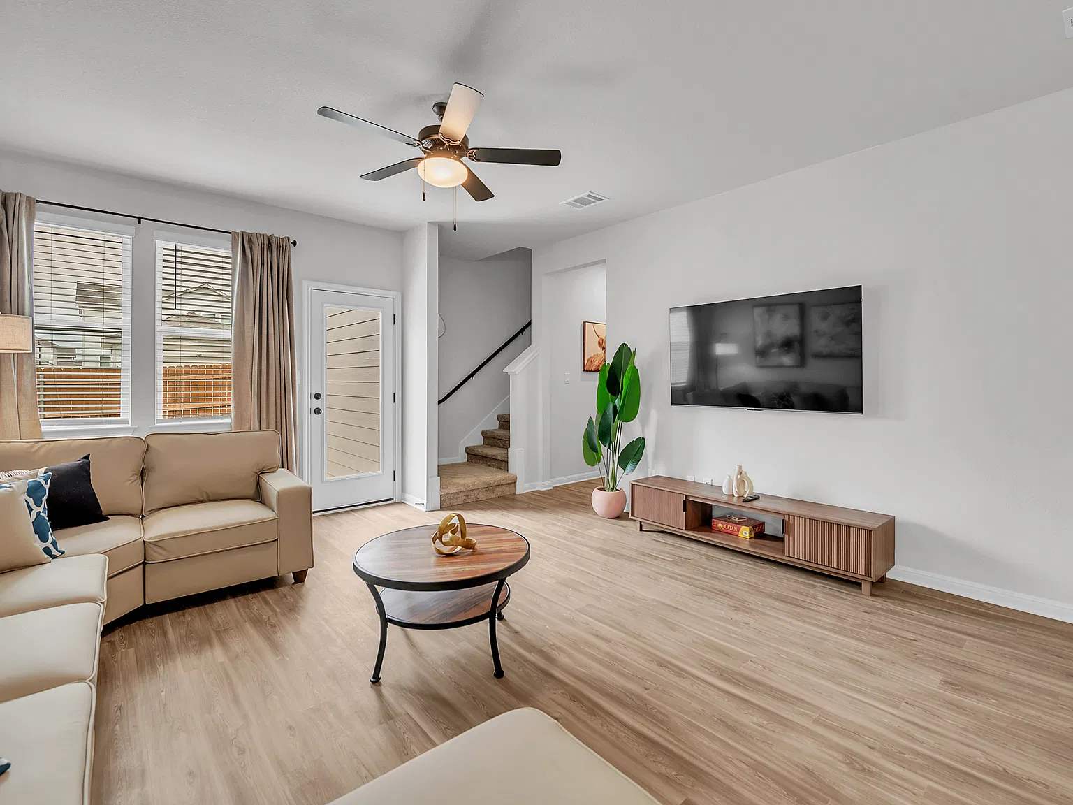 4 bed, 2052 sqft, $4,450 — Photo 2