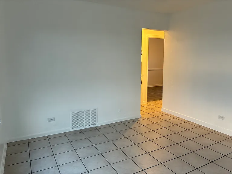 956 Meade St — Photo 3