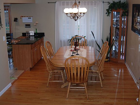 3rd image of 587 Mary Jane Ln
