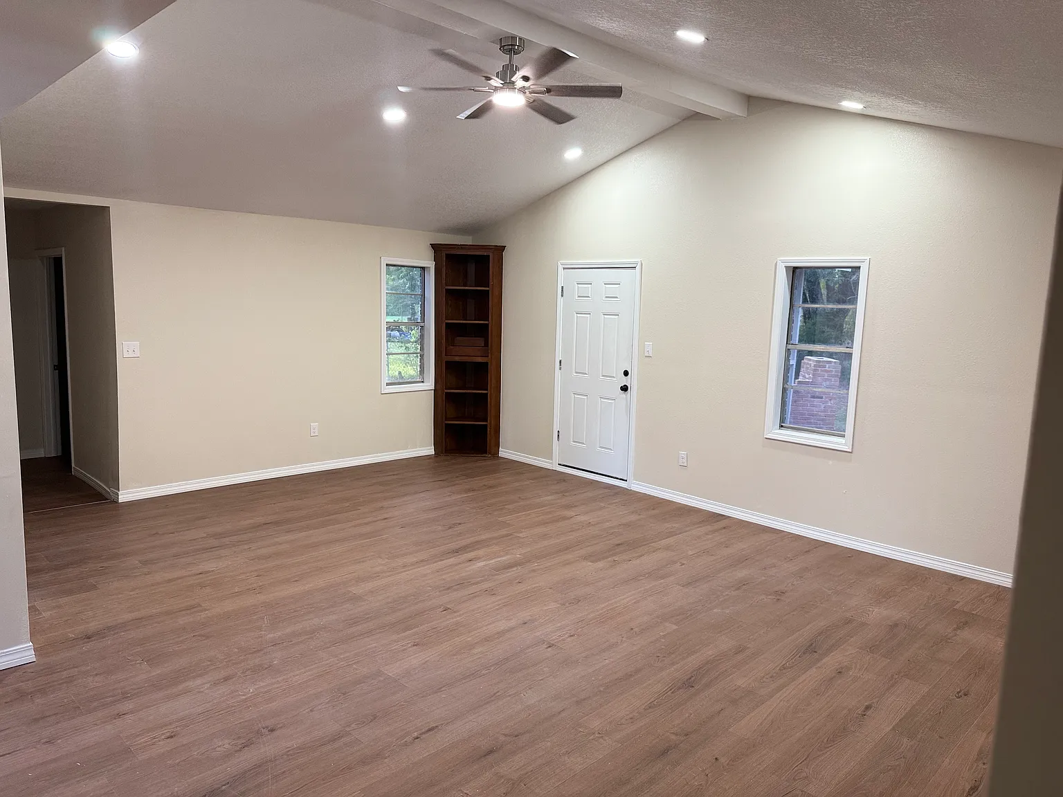 3 bed, 1.5 bath, 1400 sqft, $1,600 — Photo 4