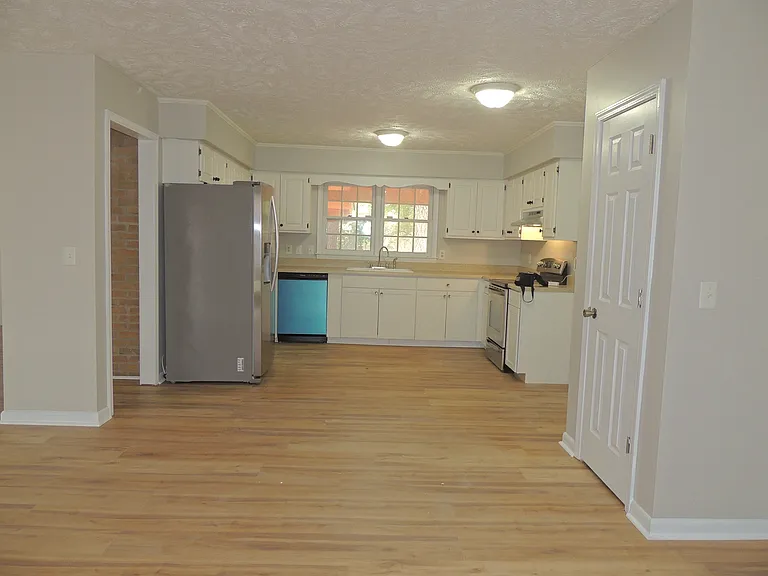7115 Enfield Dr — Photo 5