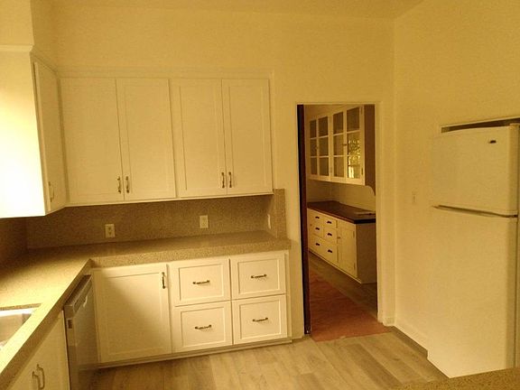 4th image of 209 S Orange Dr