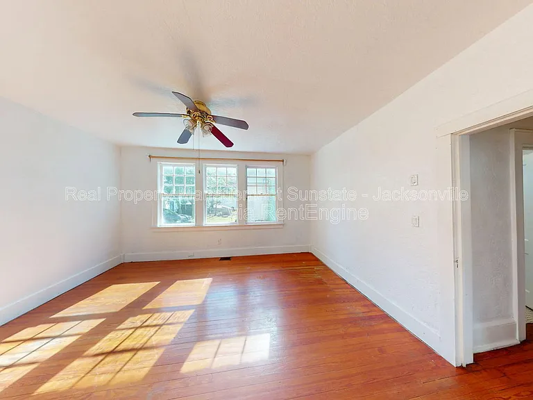 231 W 10th St — Photo 15