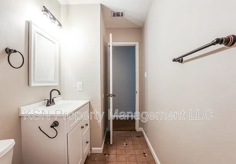 503 W Tietgen St — Photo 10