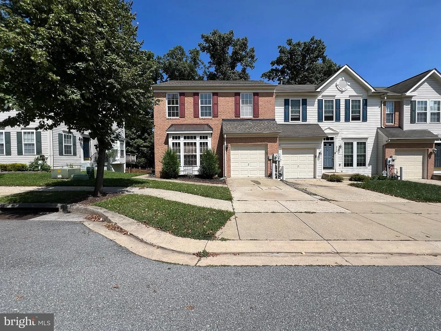 Beautiful End of Group 3bd 2/2bth Townhome with attached 1 Car Garage in Owings MIlls New Town — Photo 2