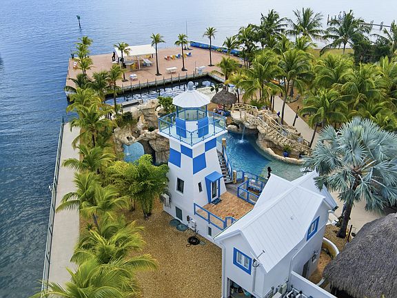 3rd image of 101 Oleander Cir