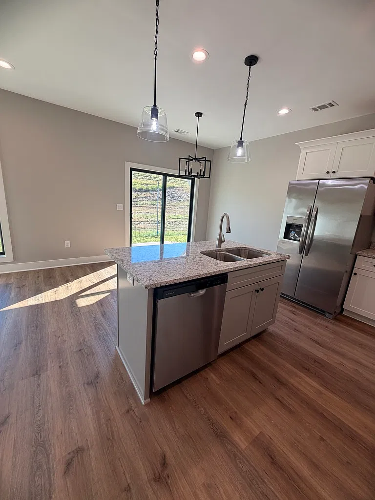Luxurious 3 Bedroom Townhome — Photo 3