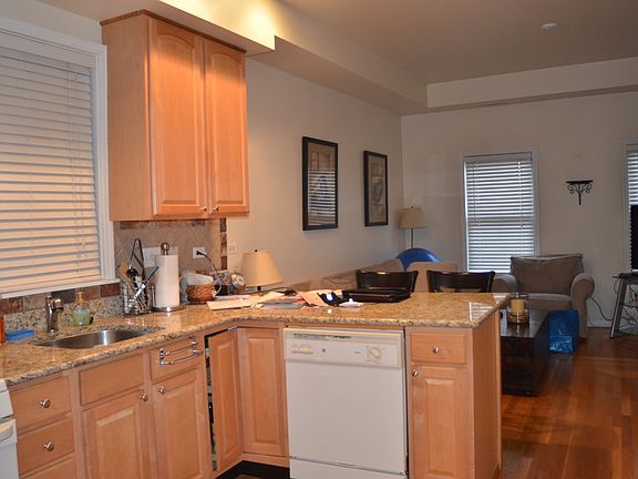 4th image of 2843 N Lakewood Ave #2