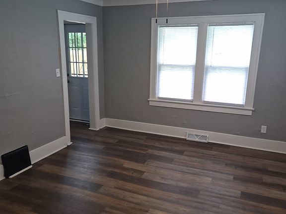 3rd image of 375 E Manhattan Blvd