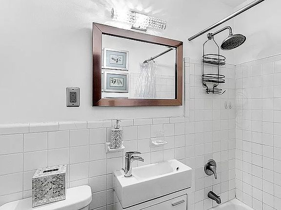 5th image of 223 W 14th St APT 2C