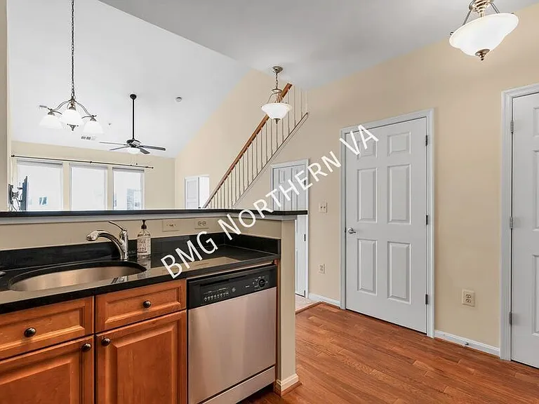 801 Greenbrier St #422 — Photo 12