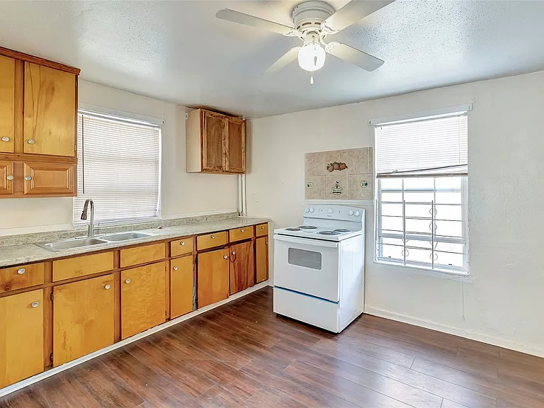 4233 Dupont St #A — Photo 5