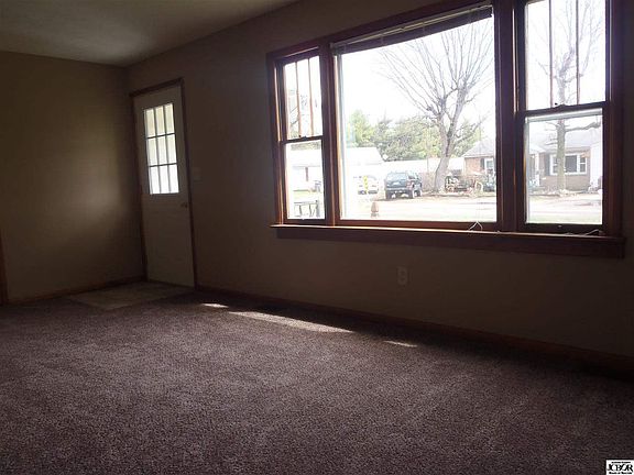 3rd image of 933 Twin Circle Dr