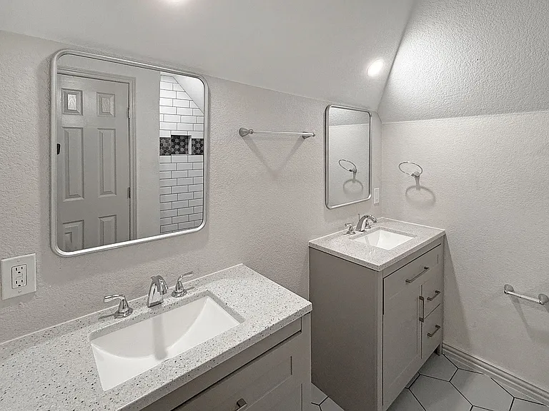 2424 McKinley Ave — Photo 6