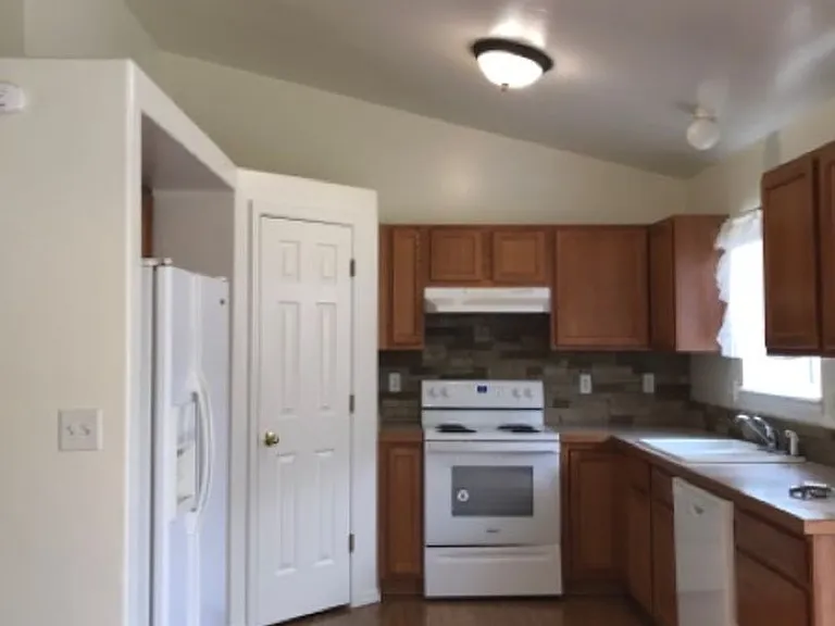 555 Parkwood Dr — Photo 6