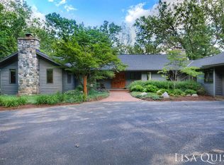 4011 Summit Ct NE, Rockford, MI 49341
