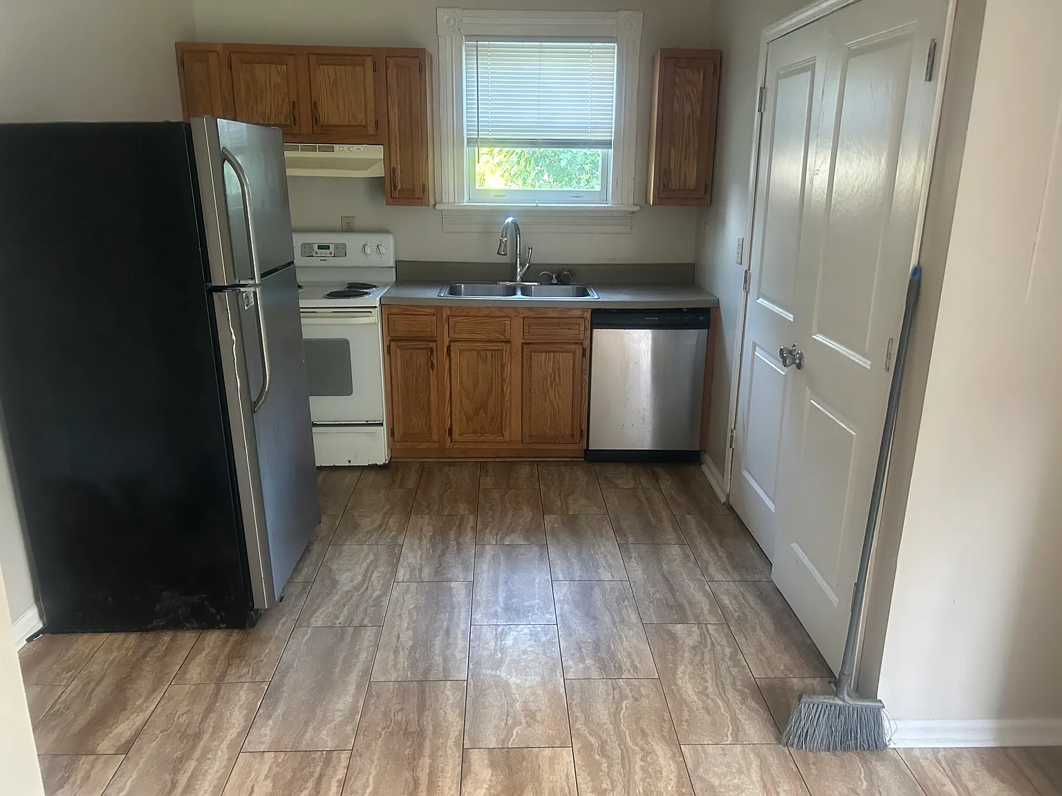 1 bed, 895 sqft, $995 — Photo 2