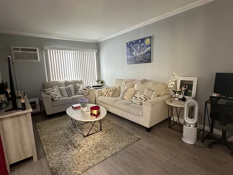 2150 N Beachwood Dr #7 — Photo 5