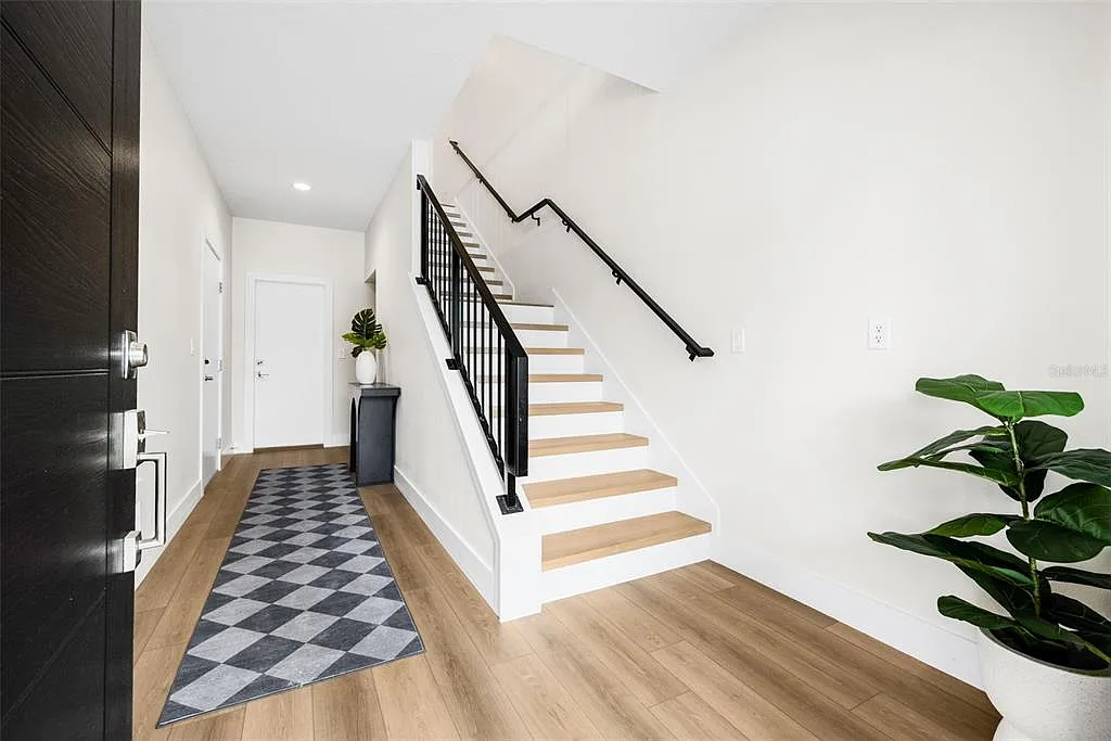 3 bed, 3.0 bath, 1976 sqft, $4,750 — Photo 3