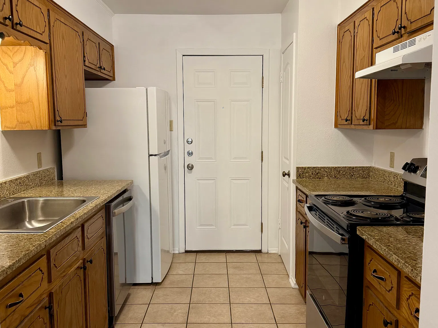 2 bed, 1.5 bath, 960 sqft, $1,095 — Photo 1