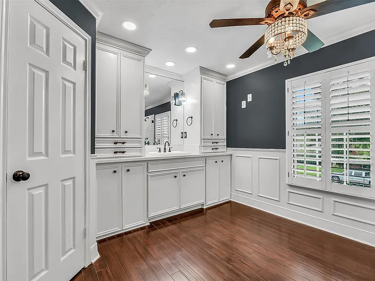 2111 Riverside Dr — Photo 15