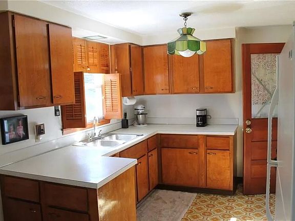 3rd image of 102 Benham Ave