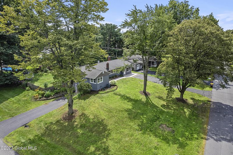 3rd image of 32 E St Stephens Lane