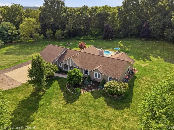 1263 Purdy Ln, Howell, MI 48843