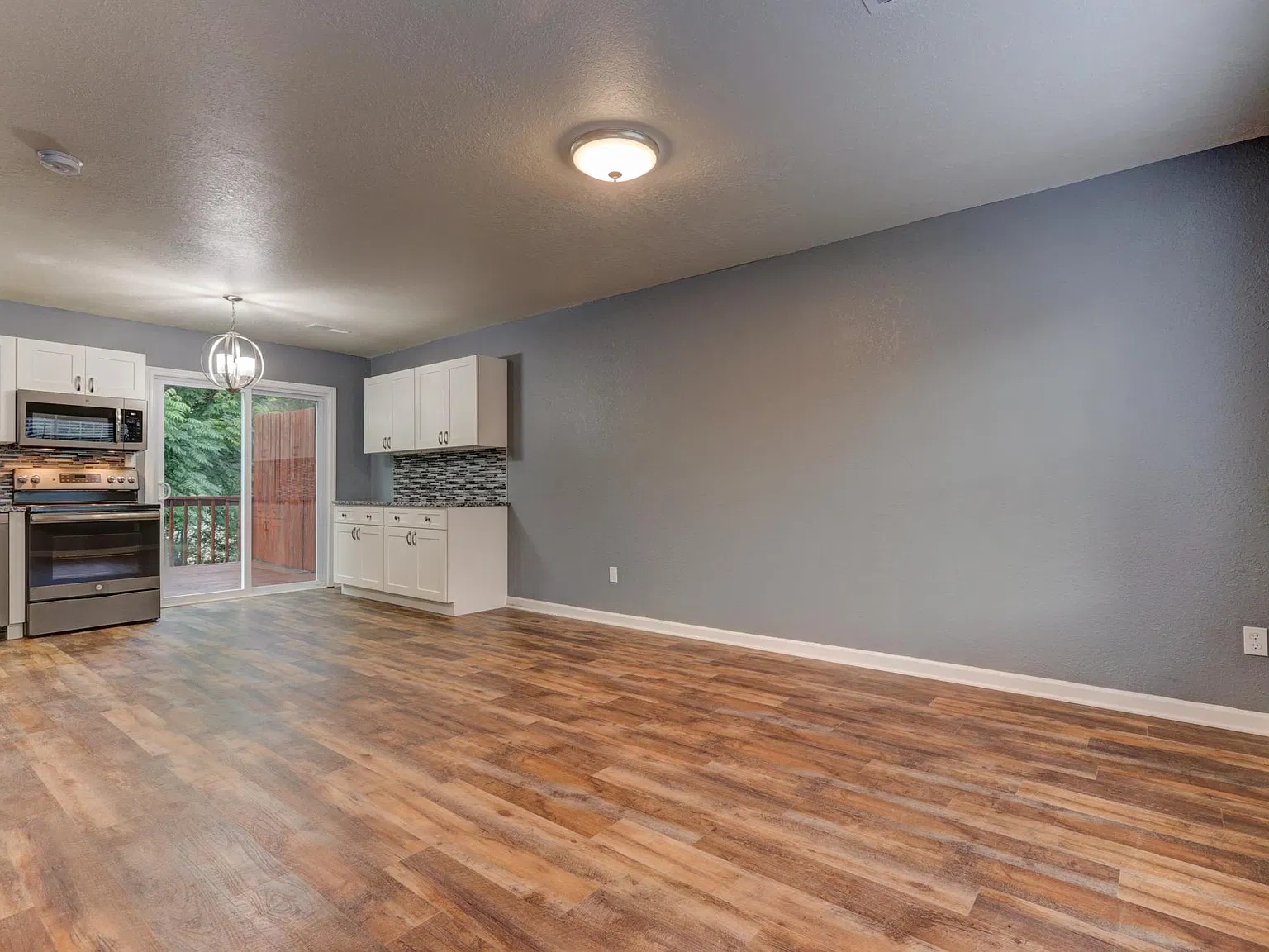 3 bed, 1352 sqft, $1,850 — Photo 2