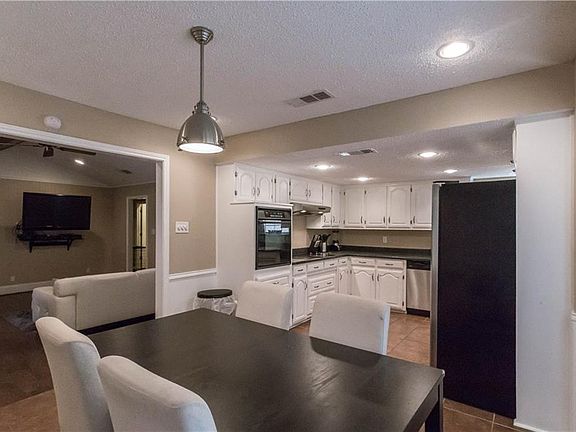 5th image of 1802 S Hillcroft Dr