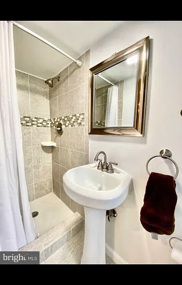 220 Adams St NE — Photo 32