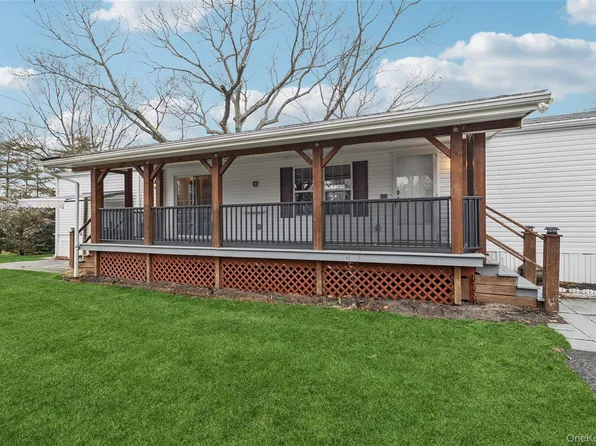 37 Hubbard Ave #5, Riverhead, NY 11901