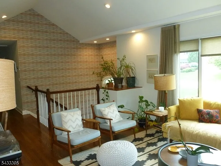 48 Woodmont Rd — Photo 2