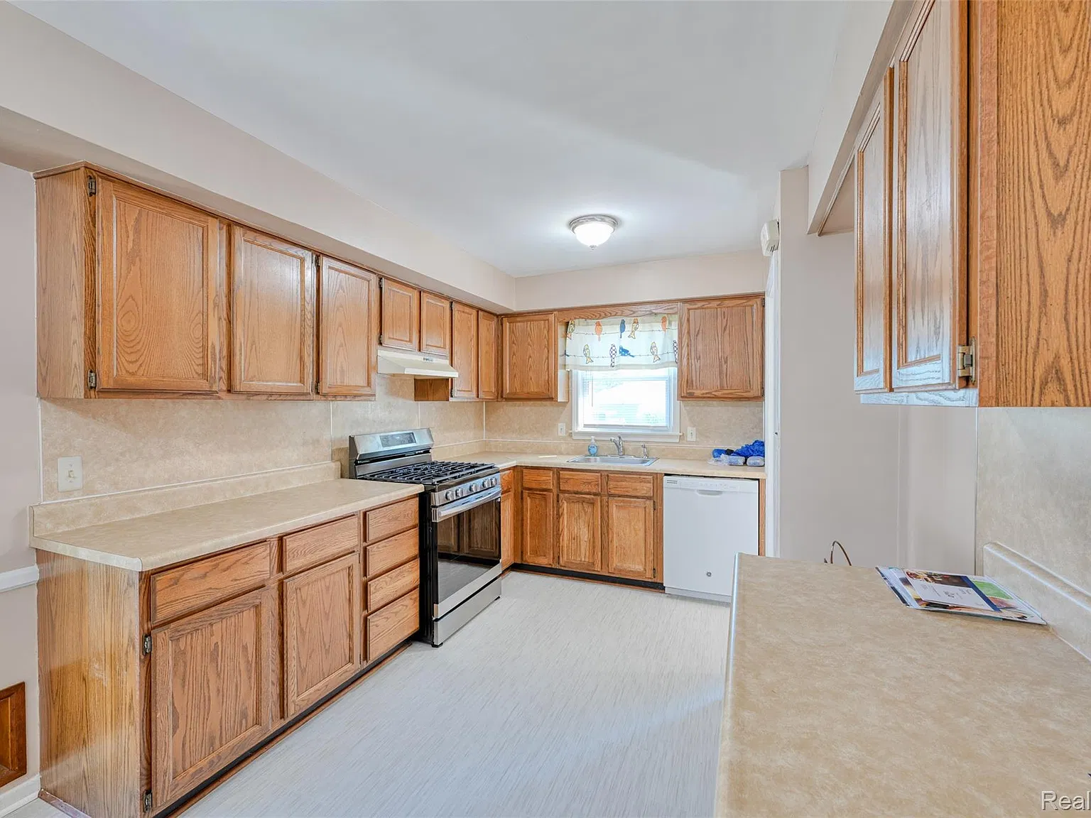 3 bed, 2.0 bath, 2155 sqft, $1,850 — Photo 2