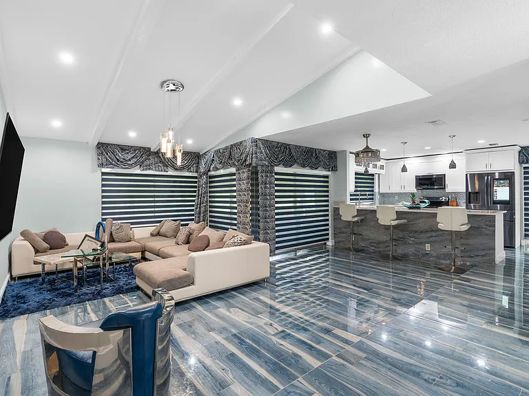 5557 Cameo Dr N — Photo 10