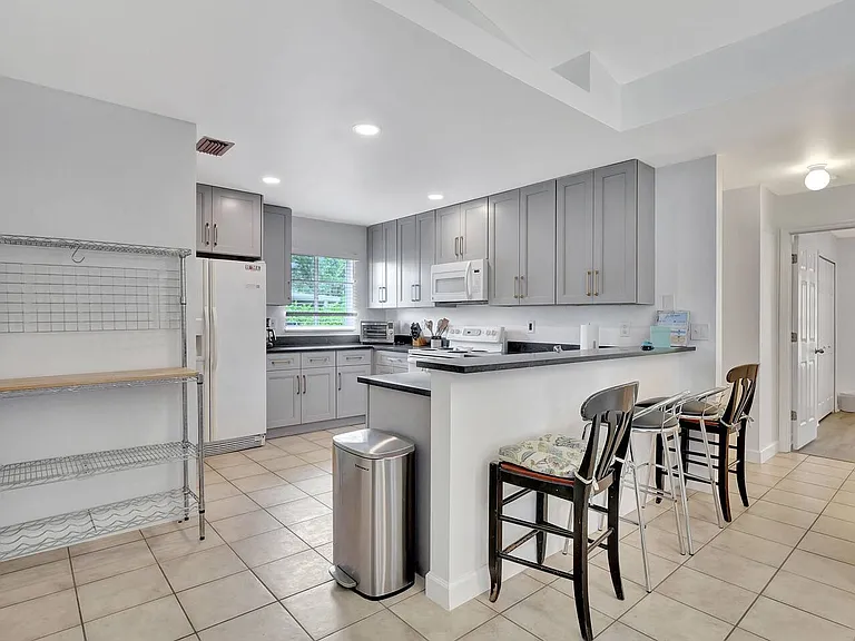 1203 SW 31st Ter — Photo 9