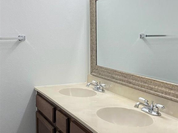 5th image of 408 W Shelton Ave