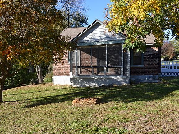 Side screened-in porch 