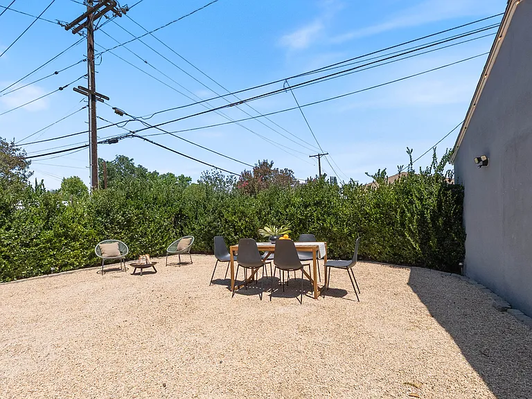 17453 Burbank Blvd — Photo 15