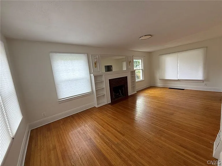 221 Thompson Blvd — Photo 2
