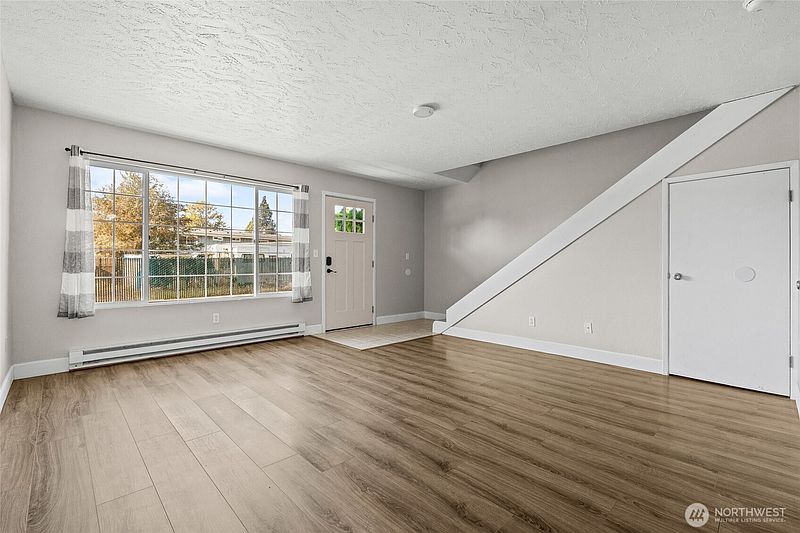 2nd image of 3333 Redwood Avenue