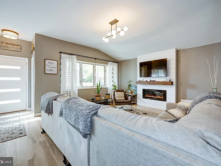 325 Juniper Dr — Photo 12