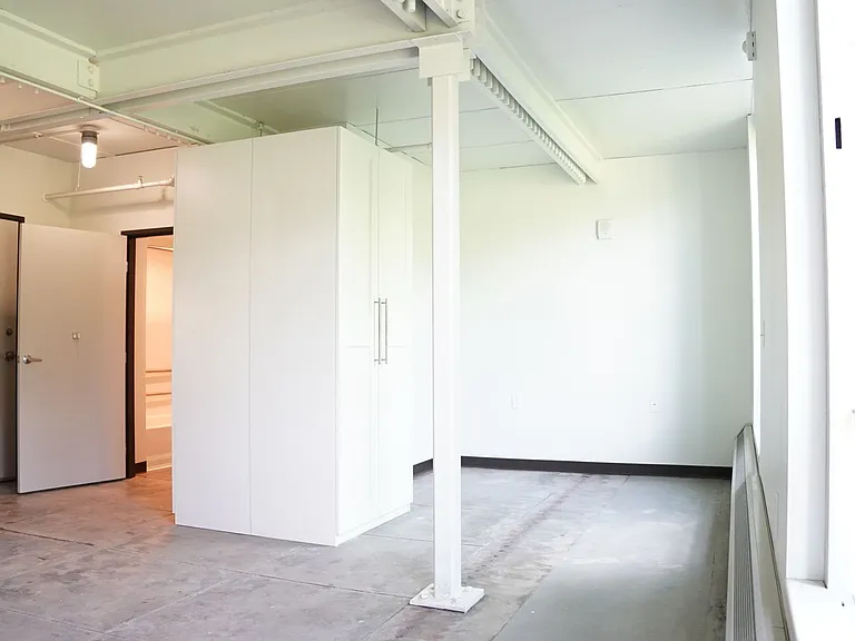 521 W 2nd Street - Leijona — Photo 11