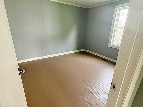 4th image of 109 Lloyd St