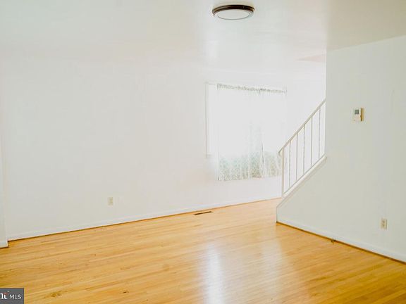 3rd image of 927 Grovehill Rd