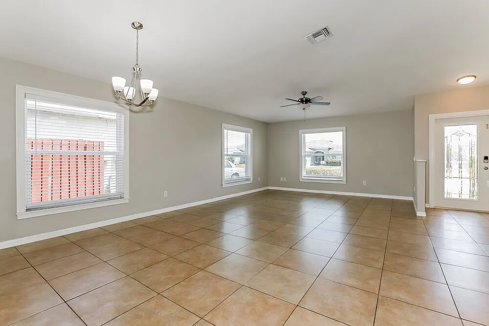 3 bed, 2.0 bath, 1460 sqft, $2,165 — Photo 4